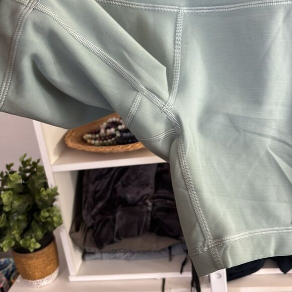 Lululemon Wunder Train High-Rise Short 6"
Misty Glade women’s 2 no flaws $64 - Picture 5 of 6